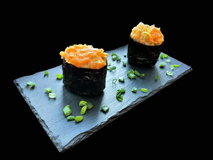 Гункан Острый лосось 2 шт